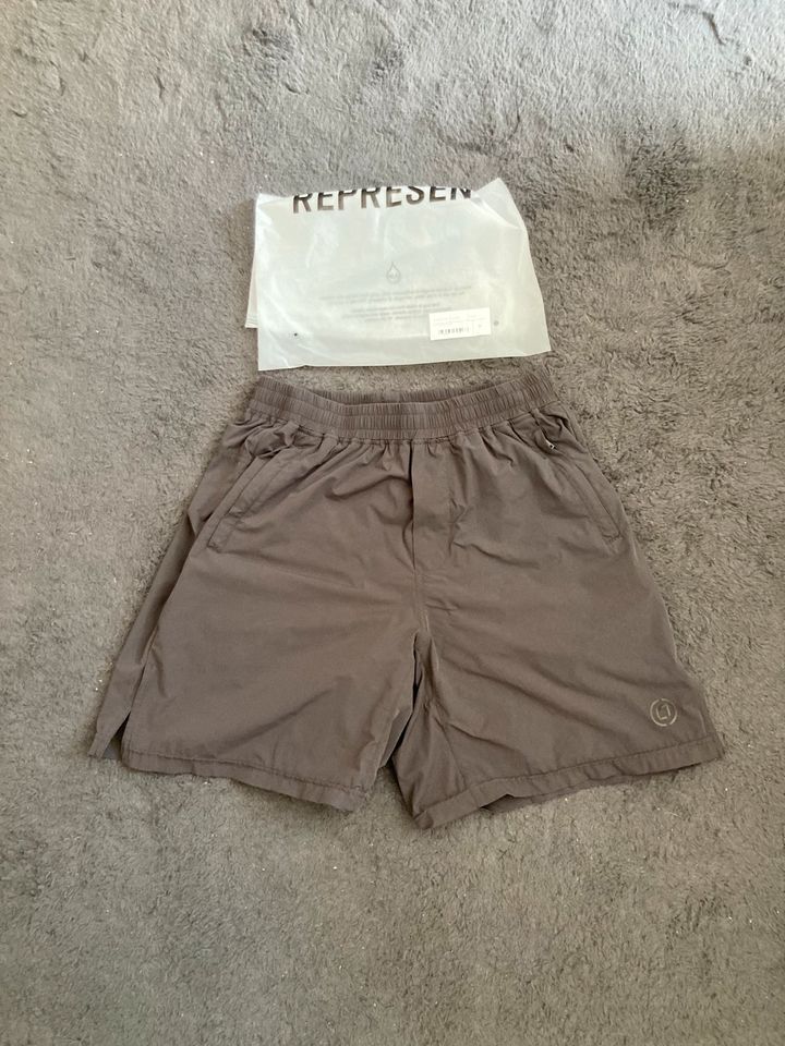 Represent 247 Shorts Size M in Würzburg