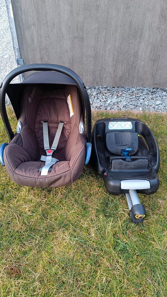 Maxi Cosi mit Isofix Station in Ofterdingen