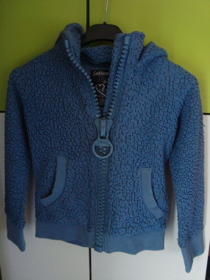 Jacke mit Kapuze + großem Reisverschluss blau Größe 122/128 in Neuenstadt