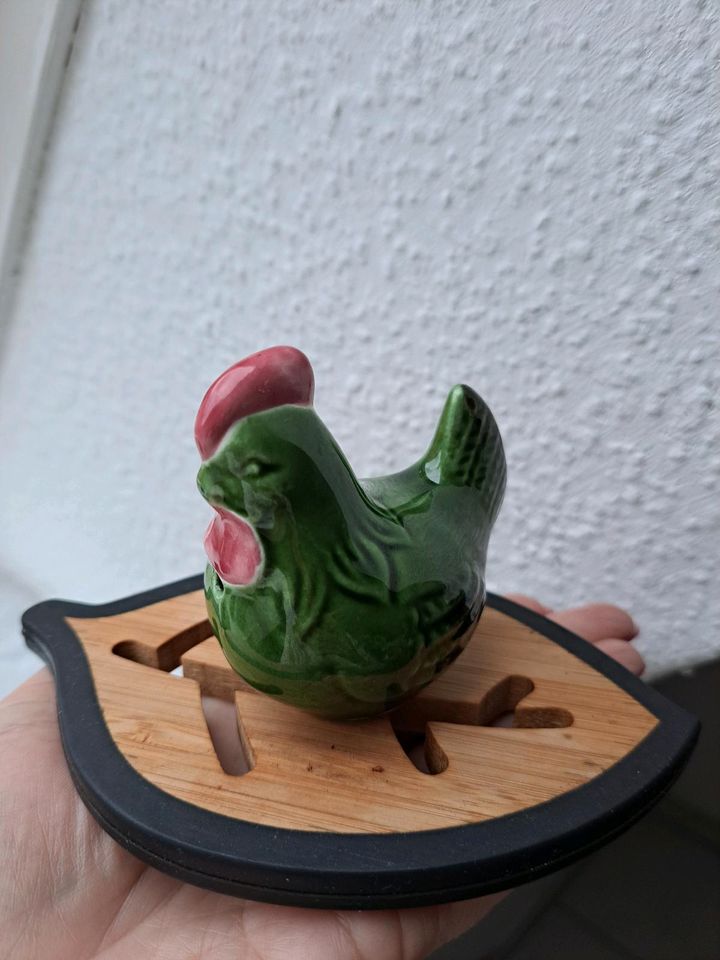 Keramische Hühnchenfigur in Bad Orb