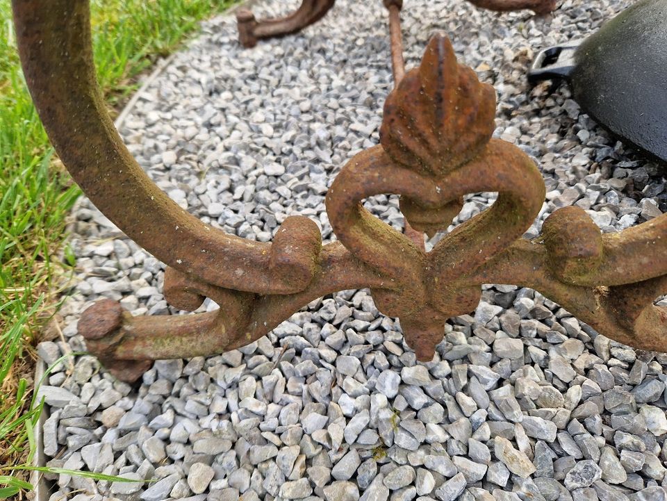 Antiker alter Tisch aus Gußeisen mit Granitplatte Vintage in Neubeuern