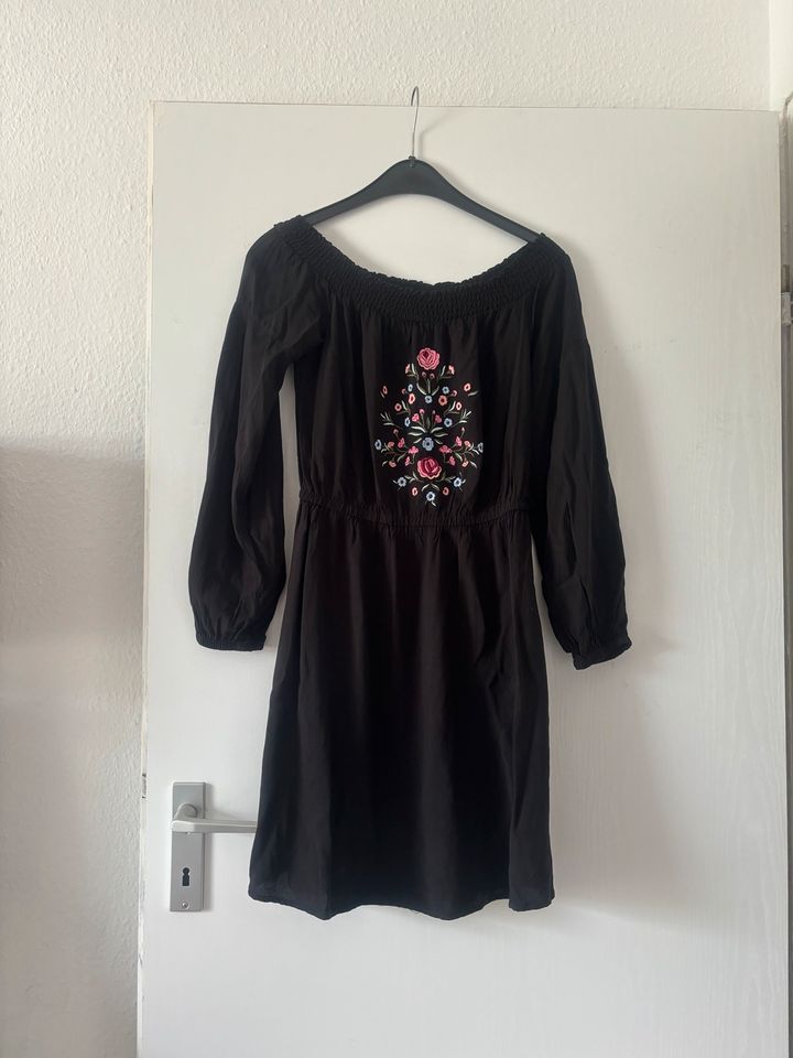 Carmen-Kleid , schwarz mit Stickerei, Gr. 40/42 in Issum
