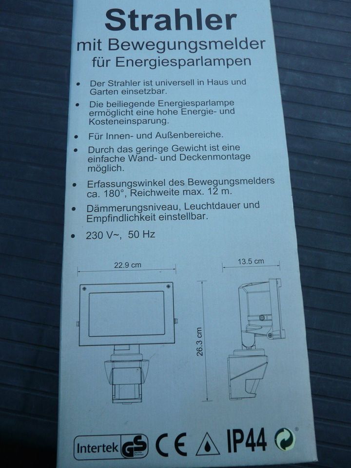 Strahler mit Bewegungsmelder für Energiesparlampen, unbenutzt in Hatten