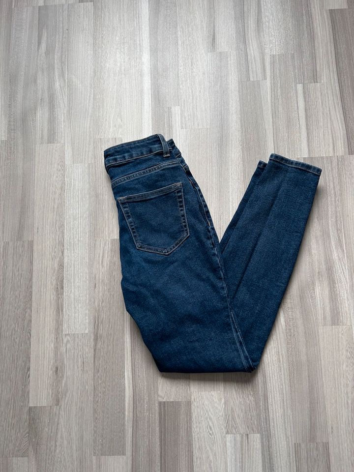 H&M Damen Skinny High Jeans Gr.32 dunkel blau Hose hoher Bund in Bottrop