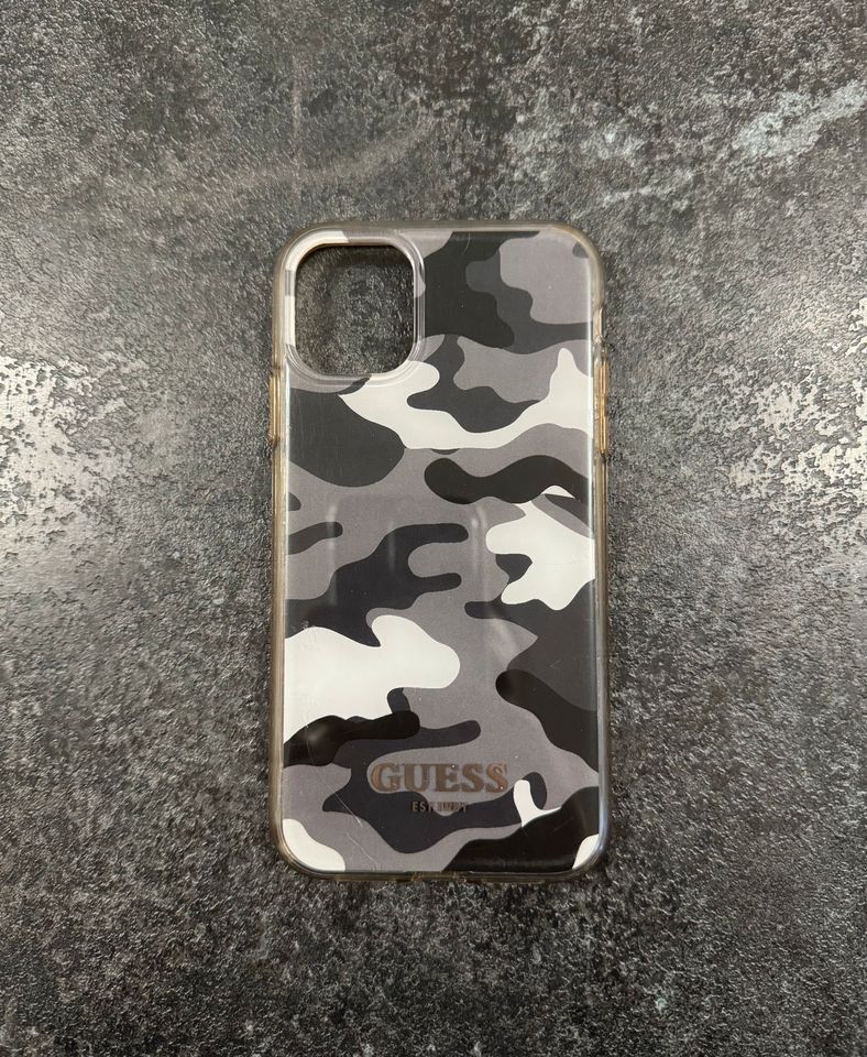 iPhone 11 Guess Schutzhülle Original Camouflage Hülle Silikon in Schwabmünchen