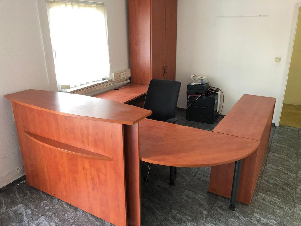 Büromöbel mit großen Schreibtisch, Ordnerschrank, Sideboard etc. in Marienberg