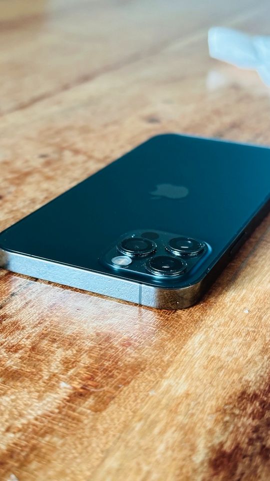 Apple iPhone 12 Pro 128GB + versiegelte wire Earpods + Ladekabel in Biberach an der Riß