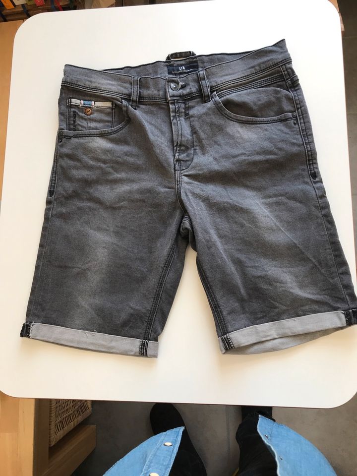 Kurze Jeans Hose 170 in Berlin