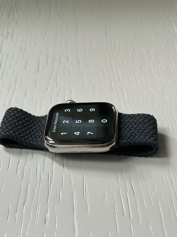 Apple Watch Series 5  44mm Edelstahl mit Single loop Armband in Kronberg im Taunus