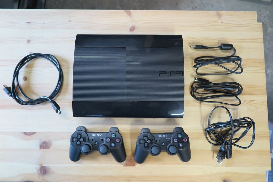 Sony PS3 Slim mit 1TB + 2 Controller + 22 Spiele (neuwertig) in Fichtelberg