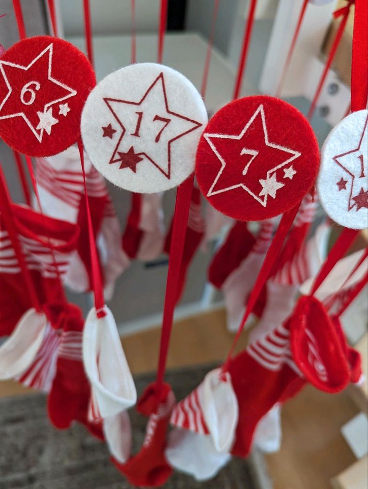 Süßer Adventskalender - Weihnachtsdeko mit Socken rot/weiß in Wiesbaden