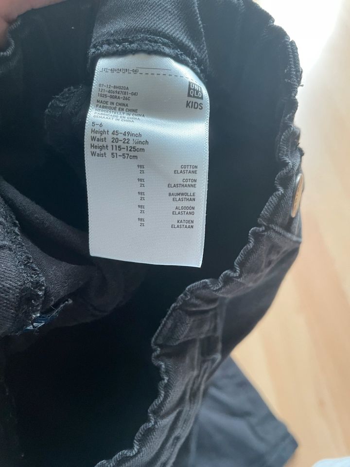 Uniqlo Hose Skinny schwarz Stretch 122 in Düsseldorf