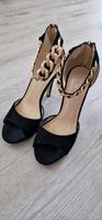 Schwarze Highheels mit goldenem Riemen Niedersachsen - Sande Vorschau