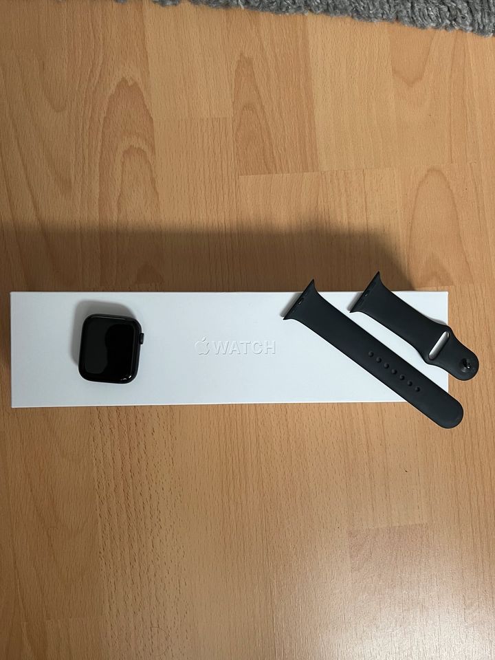 Apple Watch Series 5 44 mm Space Gray in Mecklenbeck