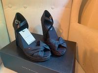 Ungetragen Tommy Hilfiger Sommerschuhe mit Keilabsatz Frankfurt am Main - Niederursel Vorschau