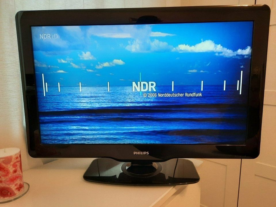 LCD Fernseher PHILIPS (79 cm x 48,8 cm) in Hamburg