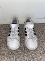 Adidas Sportschuhe Sneakers gr. 32 33 weiß schwarz Nordrhein-Westfalen - Marl Vorschau