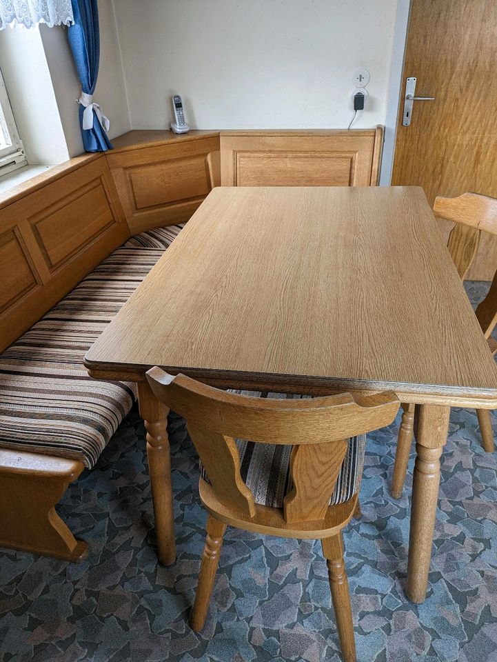 Eckbank Eiche mit ausziehbarem Tisch und 2 Stühlen in Bibertal