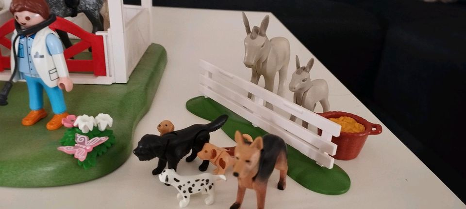 Playmobil Tierarzt Set mit Pferdebox und viel Zubehör in Sien