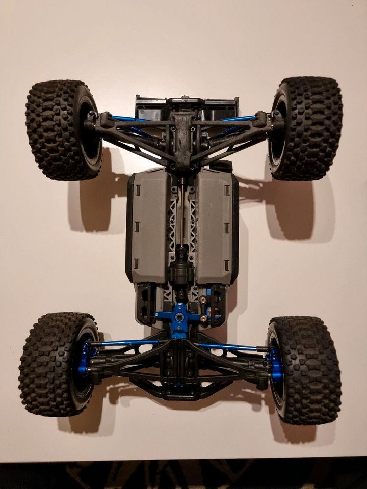 Traxxas E-Revo Brushless 1/16 + Ersatzteile in Gemünden (Wohra)