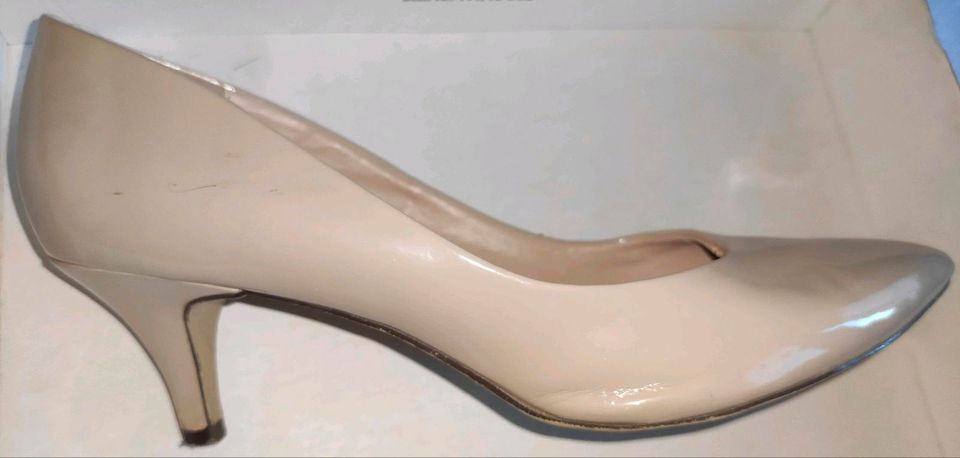 Pumps 39 Lackschuhe creme Absatz 6cm in Melle