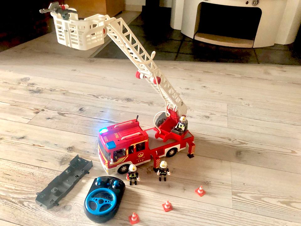 Playmobil Feuerwehr Drehleiter - ferngesteuert in Stoltenberg