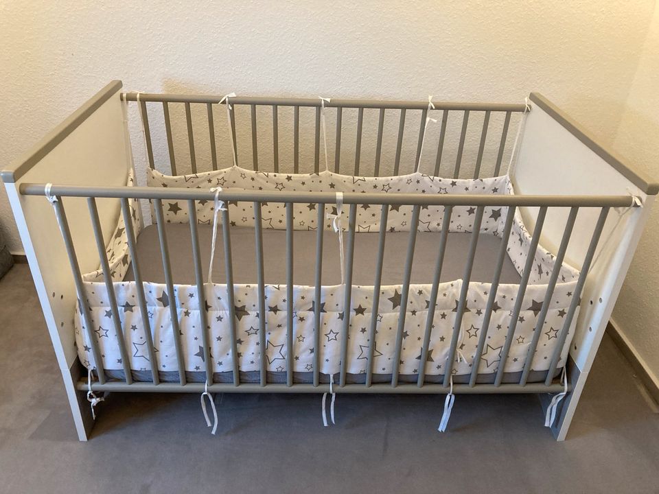 Babyzimmer-Wickelkommode/Kombibett in Kiel