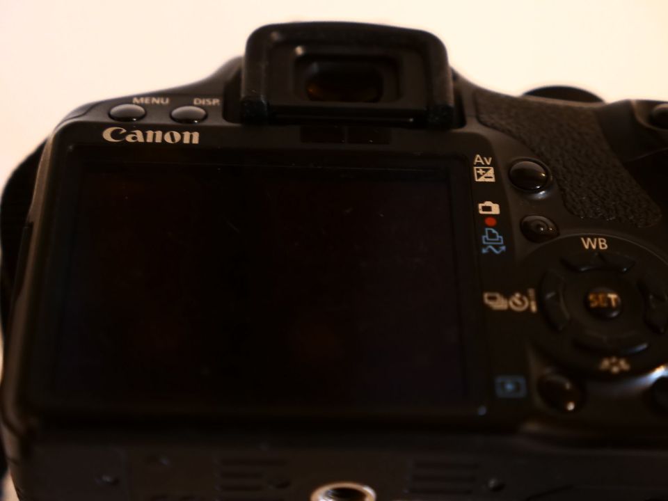 Canon EOS 500D + EF-S 18-55 (15 MP, HD-Video) mit Akku in Wendlingen am Neckar