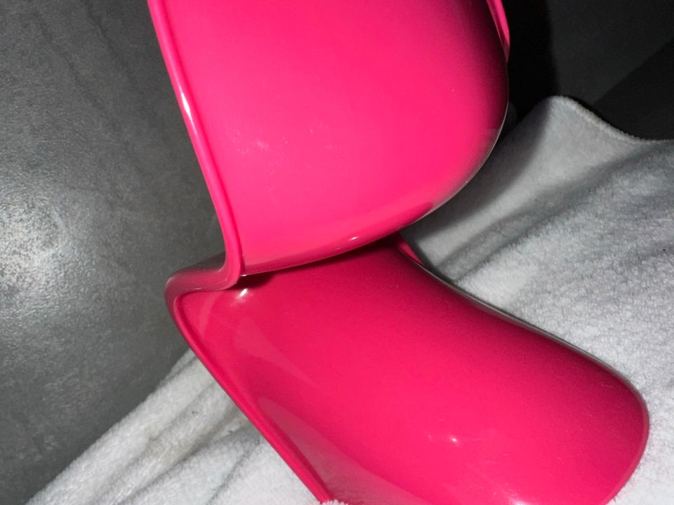 Deko Vitra Panton Chair Stuhl Sessel Magenta Pink Modell Miniatur in Philippsburg
