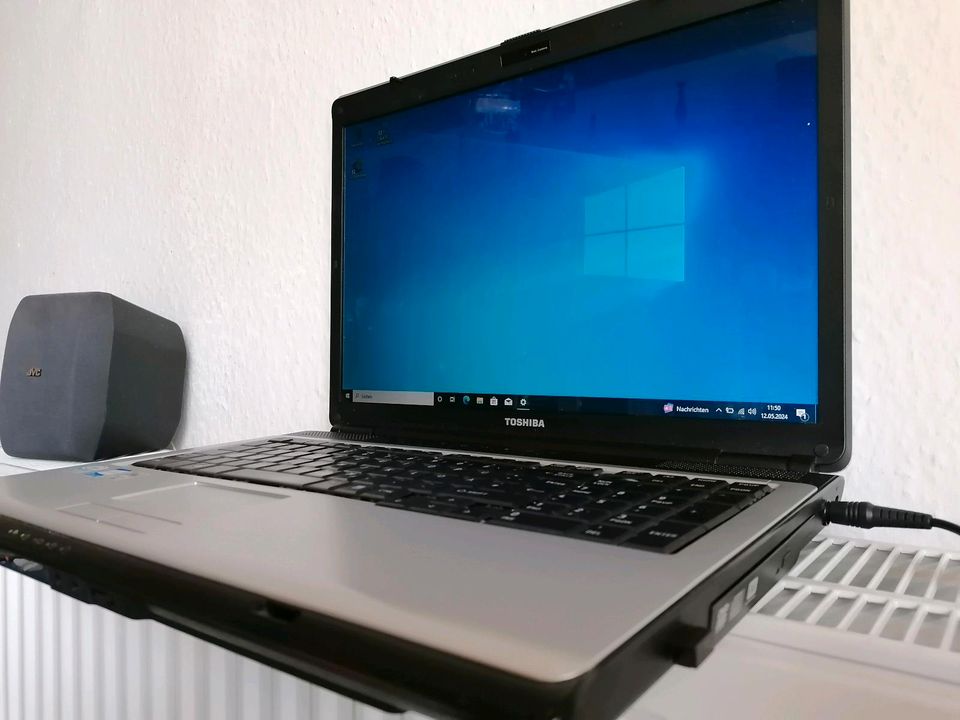 Laptop Toshiba Windows 10 Professionel 17,3 Zoll in Stolpen