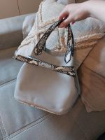 Kleine graue Handtasche mit Details Brandenburg - Bestensee Vorschau