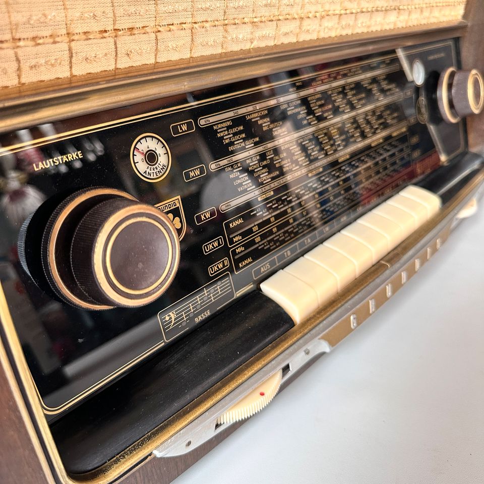 GRUNDIG Röhrenradio Typ 3055/56 3D Sound mit Bluetooth in Lingenfeld