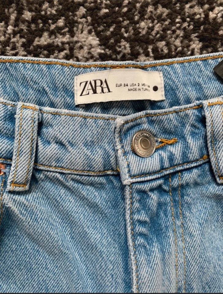 Zara High-Wasted Jeans in Berlin