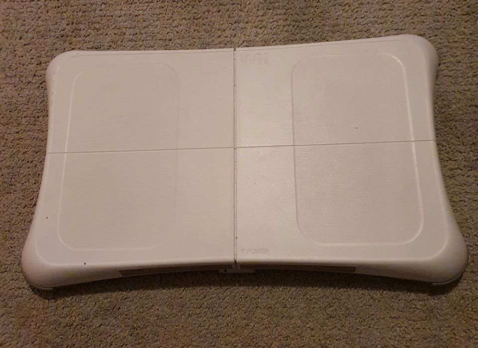 Wii Fit Plus Nintendo Board + CD in Düsseldorf