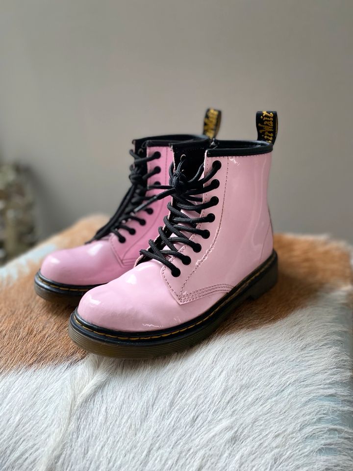 Dr. Martens Glossy Boots 33 8 Loch Stiefel Stiefeletten in Leipzig