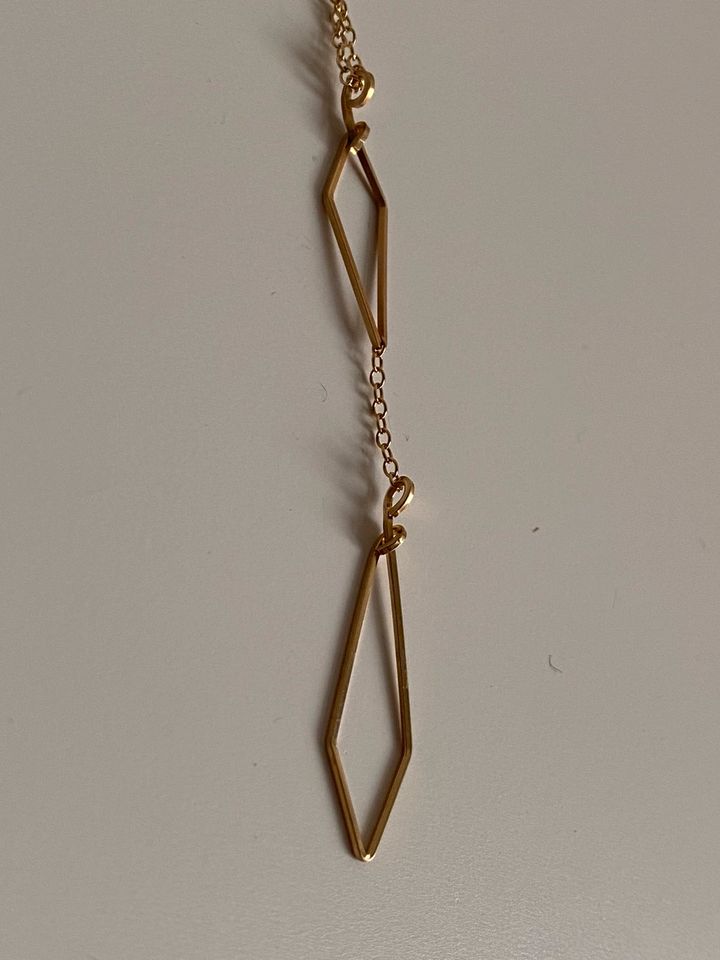 Filigrane Halskette gold mit langem Anhänger byPhilippe neu in Berlin