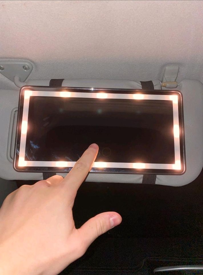 Spiegel mit Licht ideal für unterwegs im Auto in Wittlich