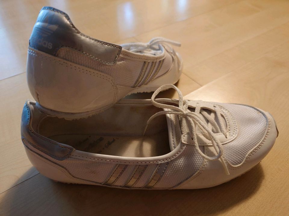 ADIDAS Schuhe Damen weiß silber Gr. 39 1/3 Slipper Sommer Sneaker in  Baden-Württemberg - Herrenberg | eBay Kleinanzeigen ist jetzt Kleinanzeigen