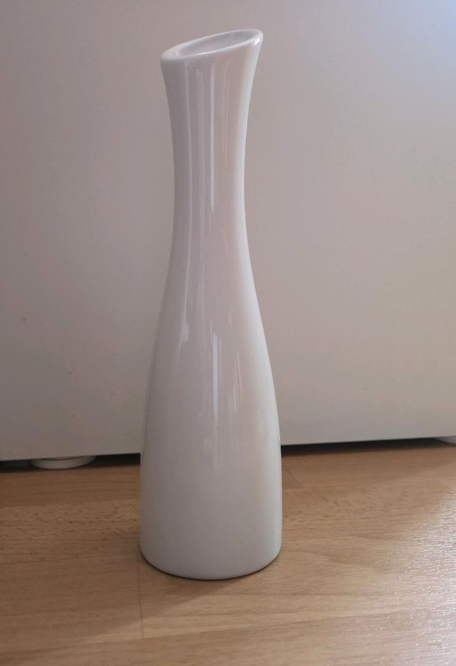 Weiße Vase in Schmoelln