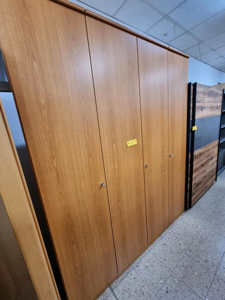 Geräumiger Kleiderschrank in Simbach