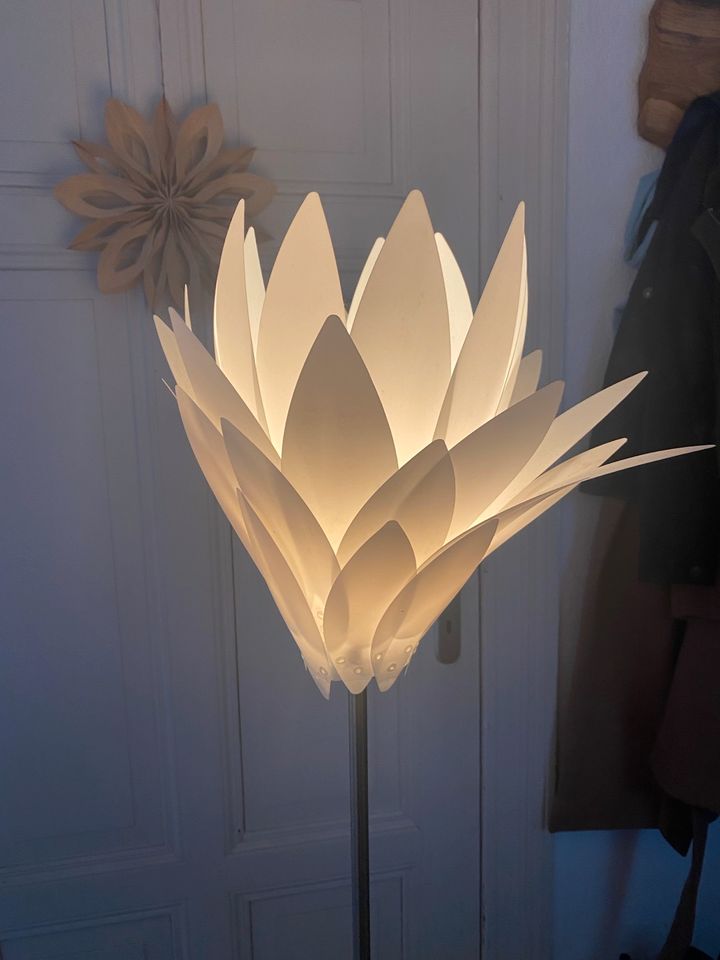Stehlampe (Blume) in Halle