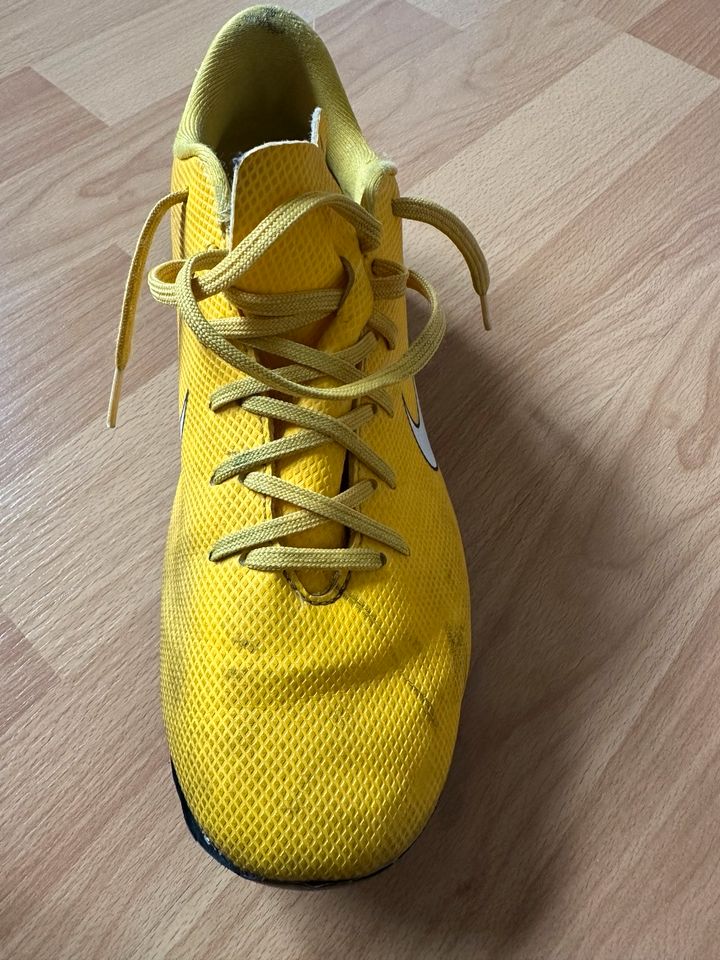 Fussballschuhe Nike Größe 37,5 in Köln