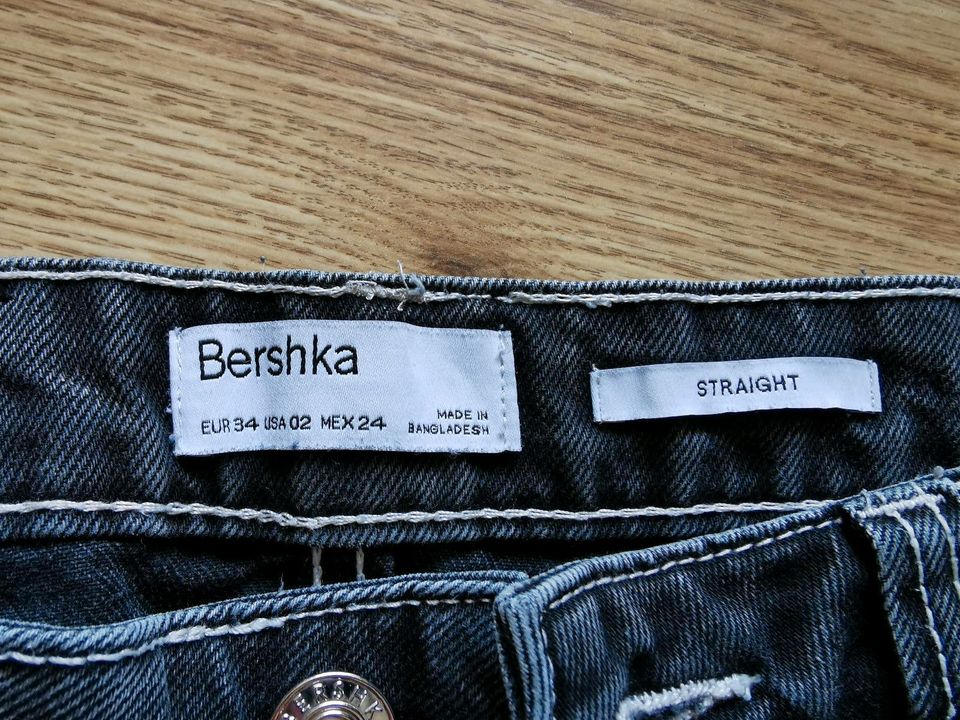 Gerade geschnittene, schwarze Jeans von Bershka in Größe 34 in Hagen