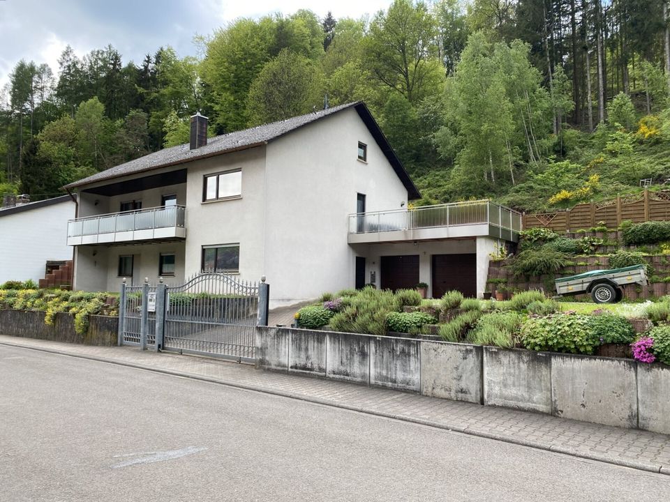 Gepflegtes Zweifamilienhaus mit toller Außenanlage und separatem Bauplatz in Wiesbach