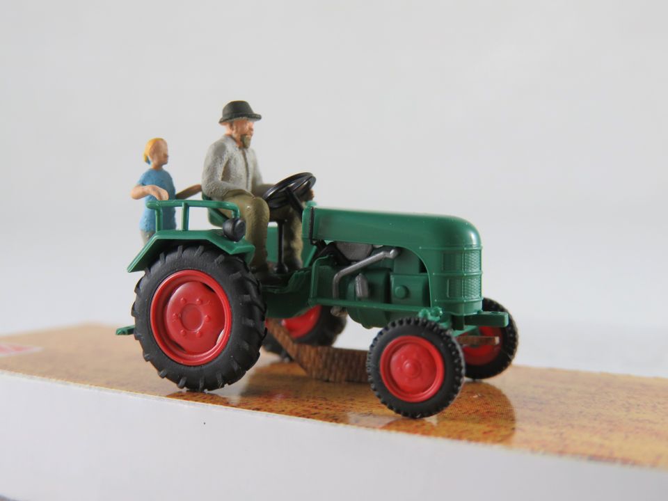 Busch 40072 Traktor Kramer KL 11 (1953) mit Bauer und Kind 1:87 in Bad Abbach