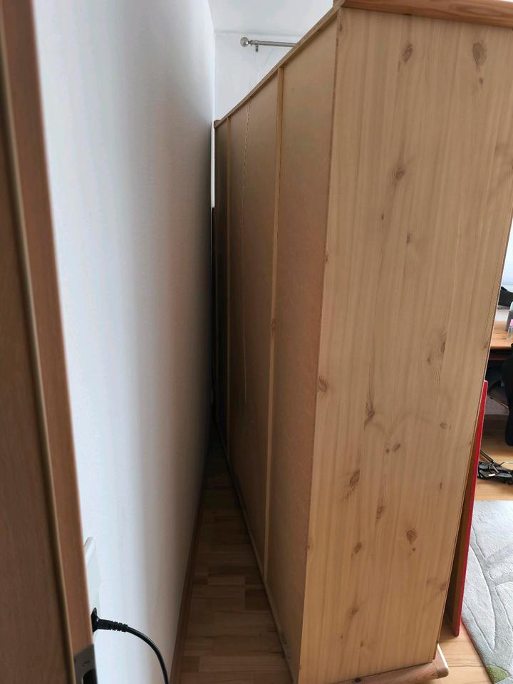 Kleiderschrank Holz massiv mit Spiegel und Schubladen gebraucht in Bünde