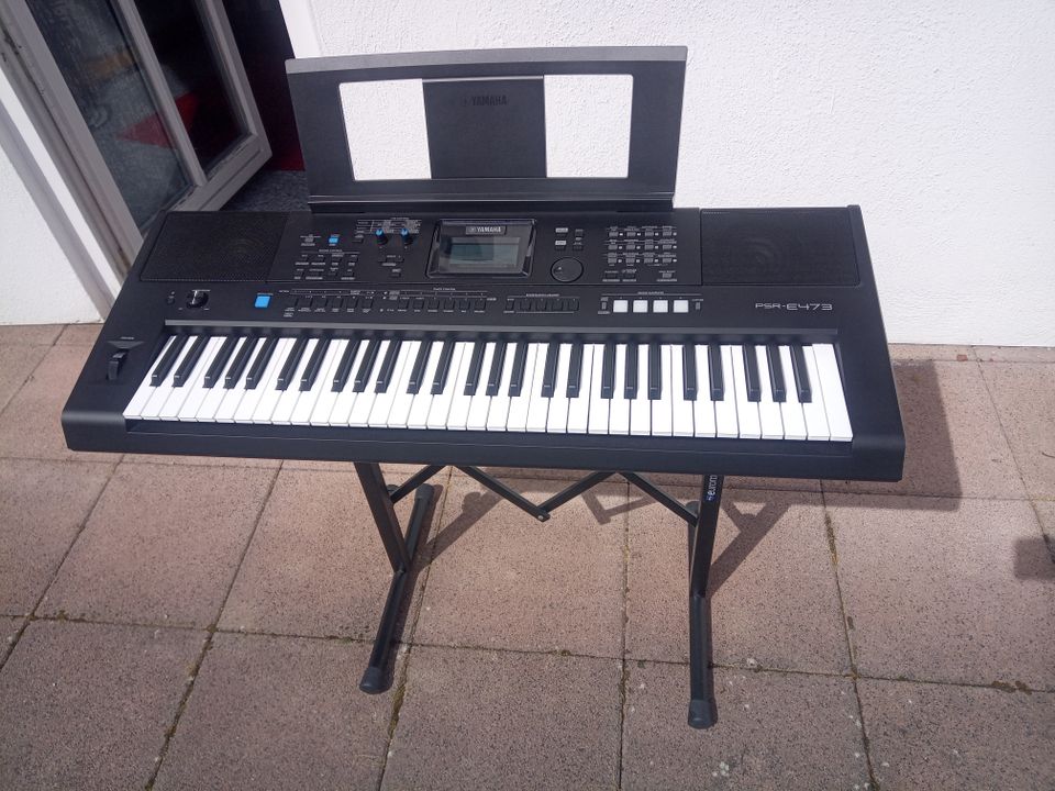 neuwertiges JAMAHA Keyboard PSR-E473 in Limburg