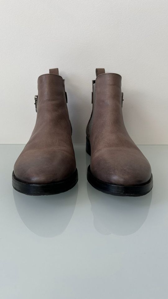 Neuwertige zeitlose TIGHA - Chelsea Boots - Leder - Gr. 37 in Bad Nauheim