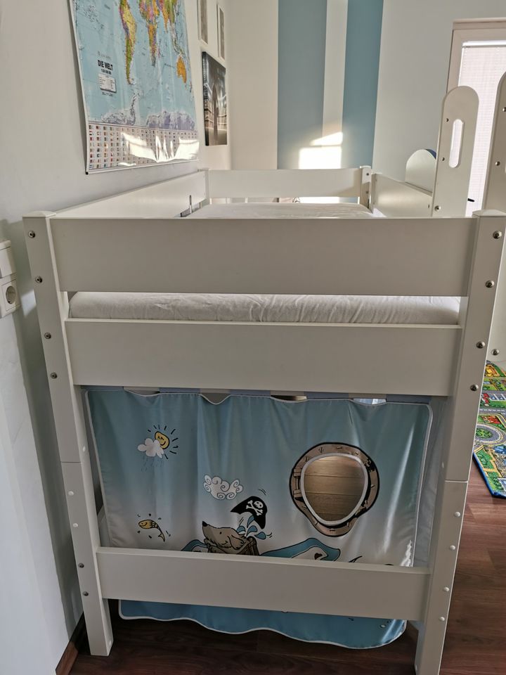 Kinderzimmer: Paidi Hochbett, Kleiderschrank und kleiner Schrank in Hockenheim