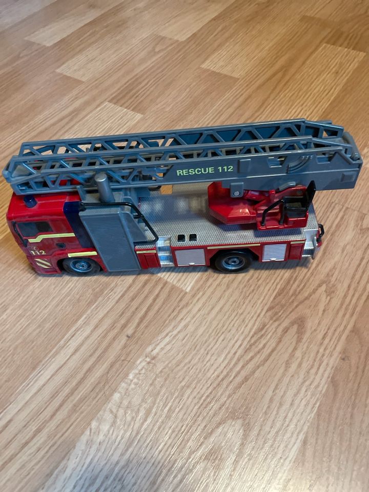 Feuerwehrauto circa 25 cm lang in Meinerzhagen